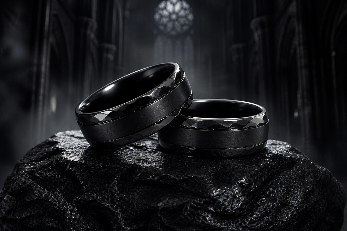 Bagues Ravenstone en zirconium noir, finitions facettée et brossée, illustrant la résistance de cette céramique métallique.