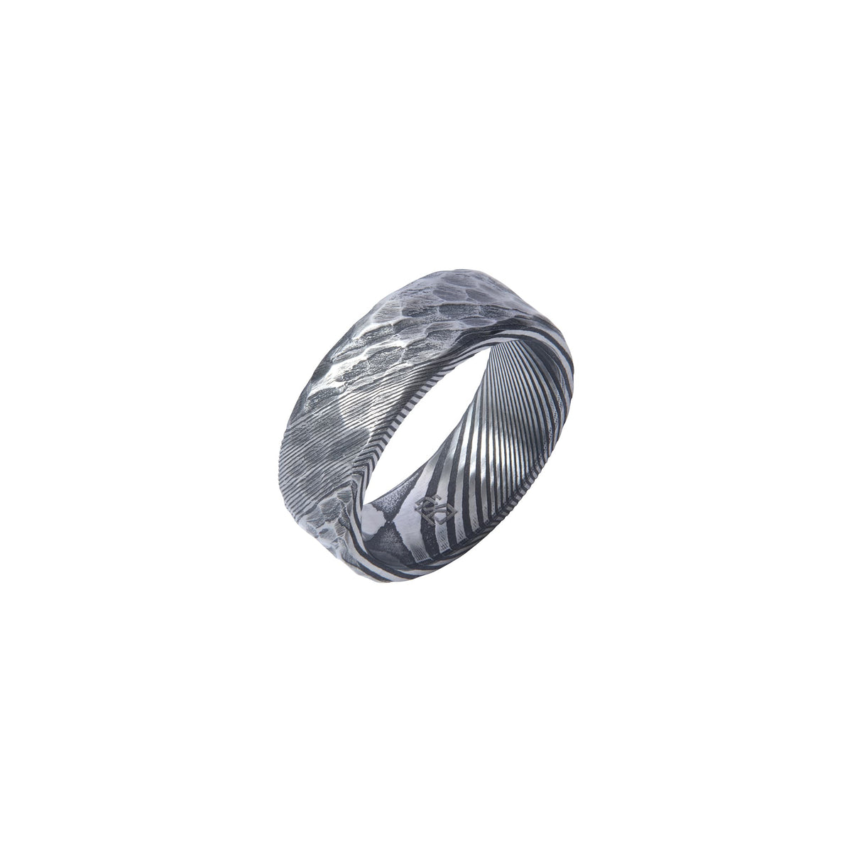 Bague homme en acier damas martelé, motif torsadé sur les bords et surface martelée mate posée verticalement sur fond blanc