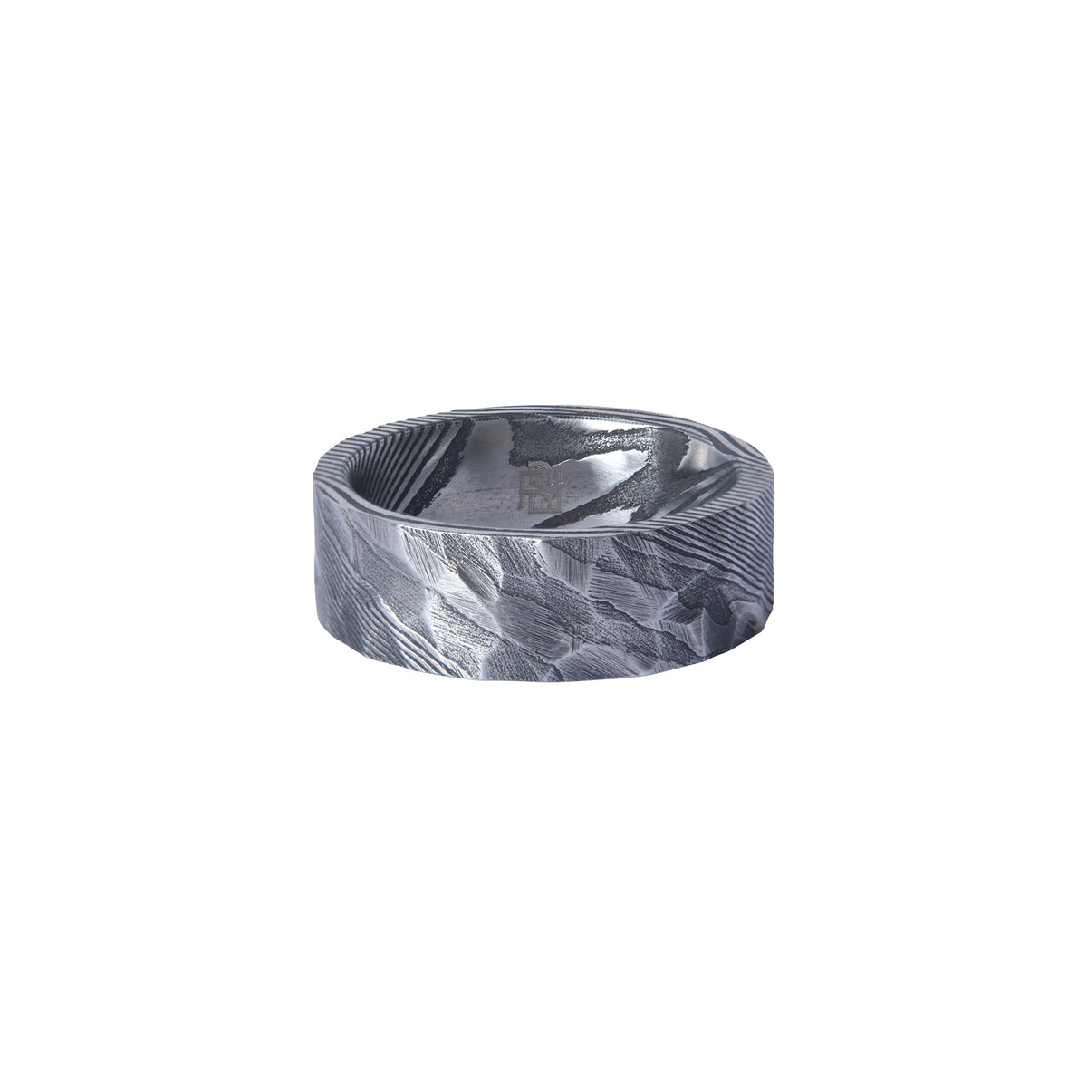 Bague large en acier damas gris argenté, avec motif martelé et veinures métalliques, présentée sur fond blanc.