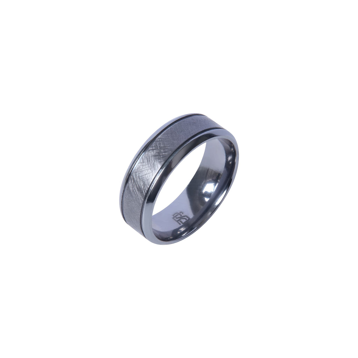 Bague Ravenstone en tantale bleu antarctique brossé, positionnée verticalement sur fond blanc.
