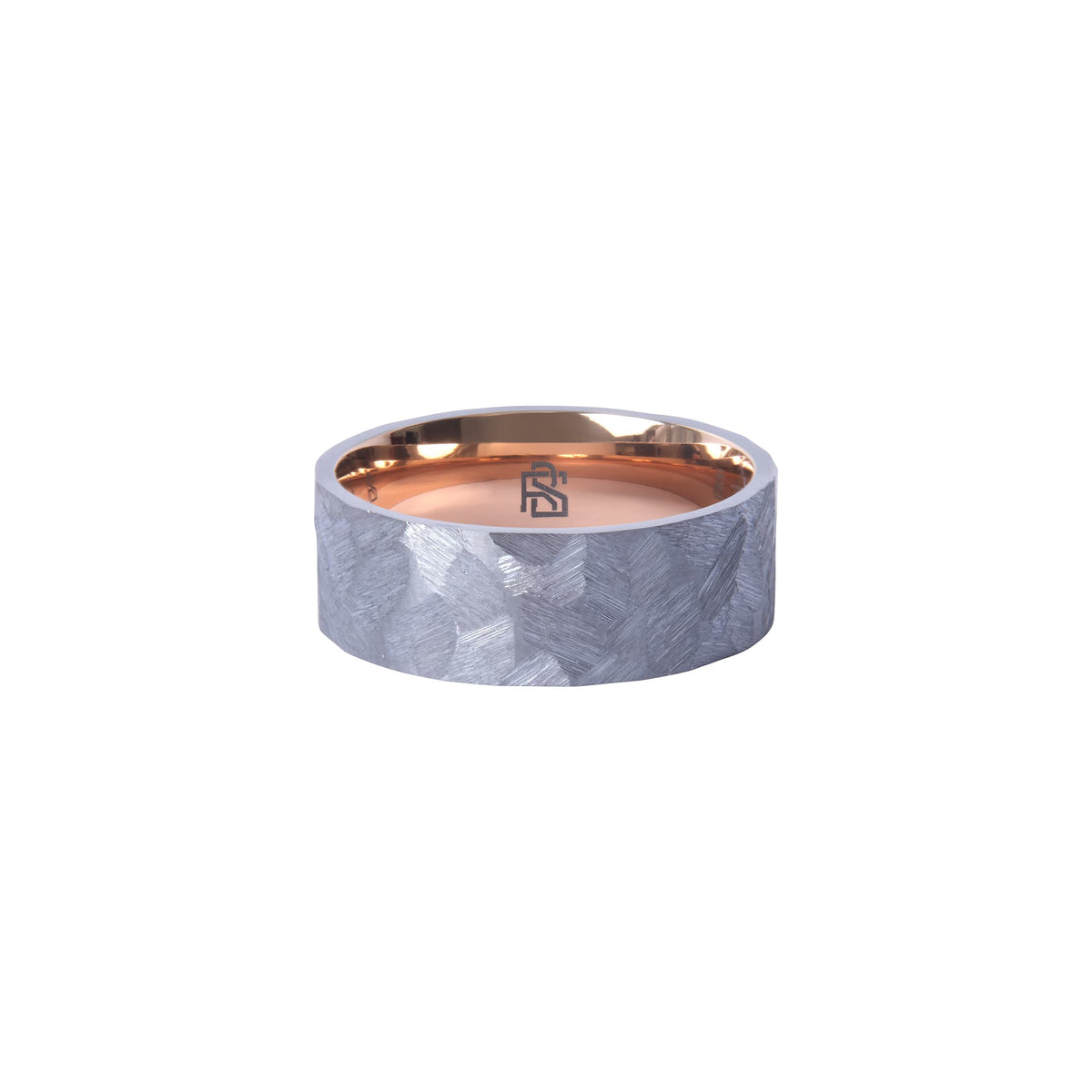 Bague Ravenstone en tantale gris brossé avec intérieur en or rose poli, photographiée sur fond blanc.