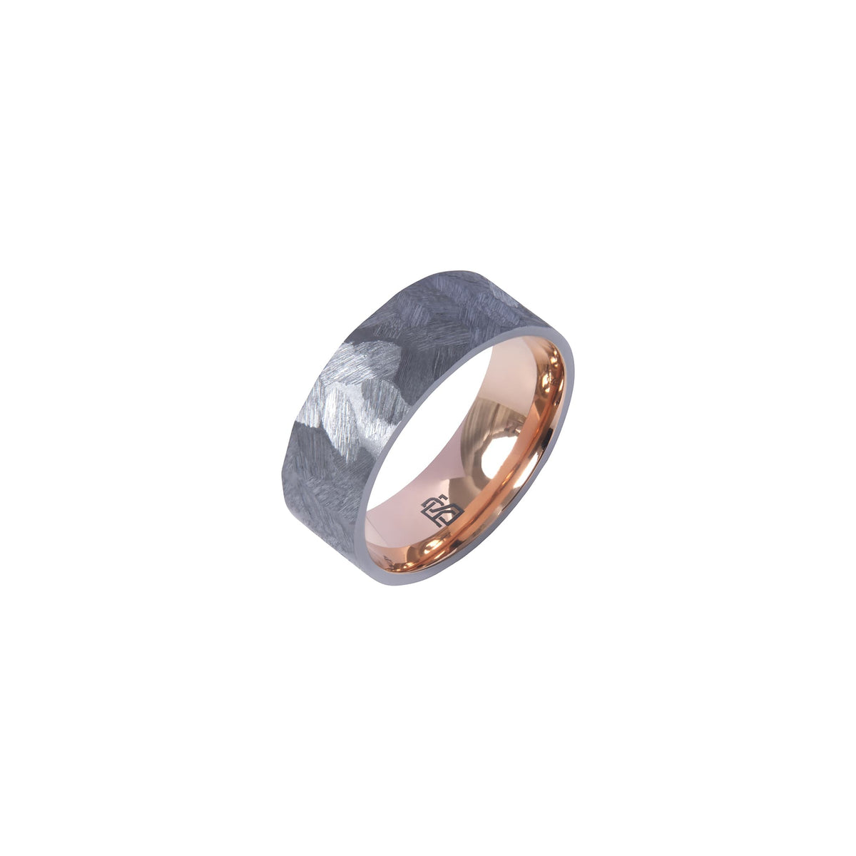 Bague Ravenstone en tantale gris brossé avec intérieur en or rose poli, dressée verticalement sur fond blanc.