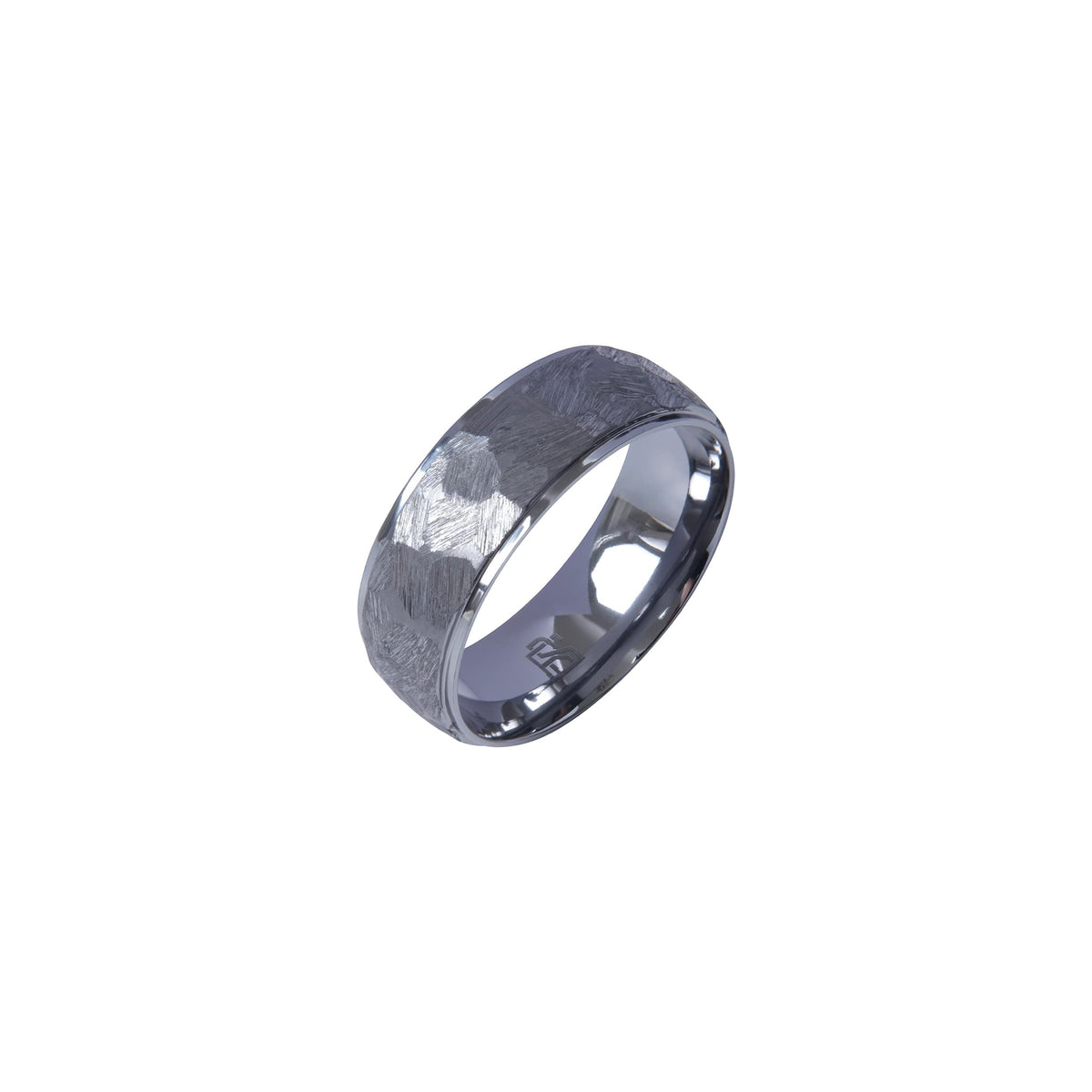 Bague Ravenstone en tantale gris martelé avec intérieur poli, positionnée horizontalement sur fond blanc.