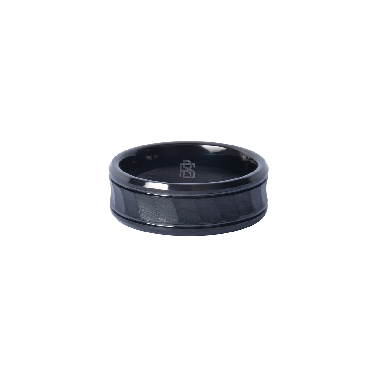 Bague Ravenstone en tungstène noir facetté, positionnée horizontalement sur fond blanc.