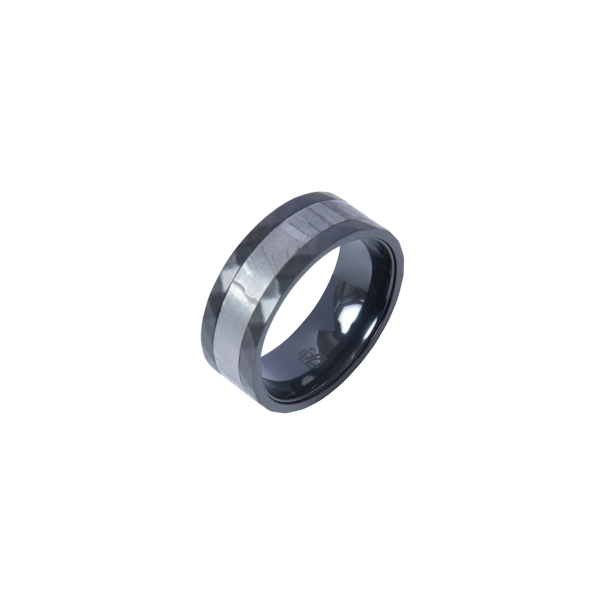 Bague Ravenstone en zirconium noir avec incrustation de météorite, positionnée verticalement sur fond blanc.