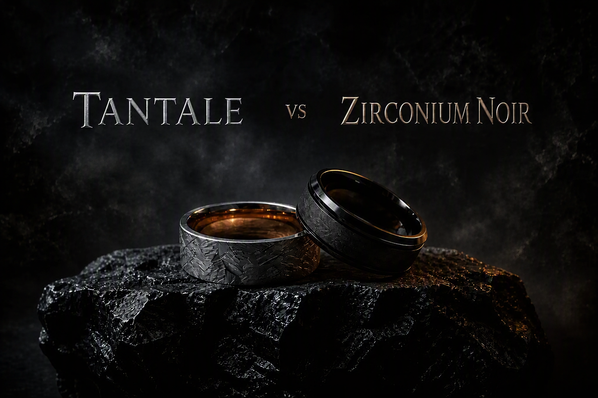 Comparaison visuelle entre une bague Ravenstone en tantale et une bague en zirconium noir, deux métaux techniques aux propriétés distinctes.