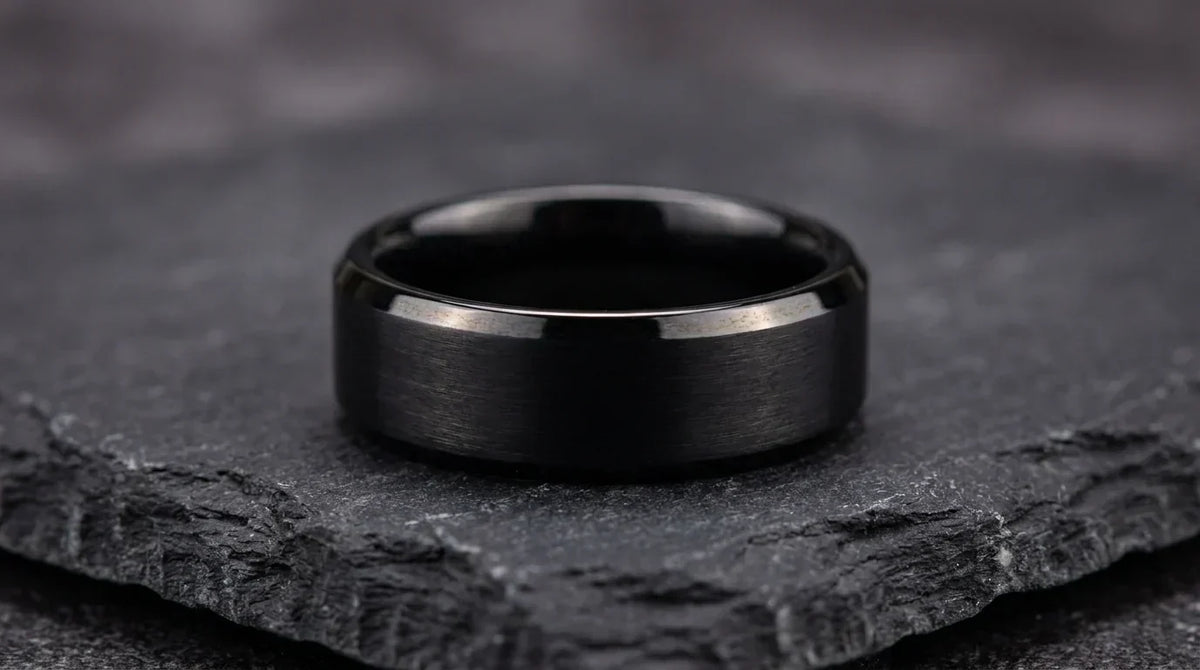 Bague Ravenstone en tantale brossé, illustrant l'entretien des bagues en métaux techniques selon le matériau.