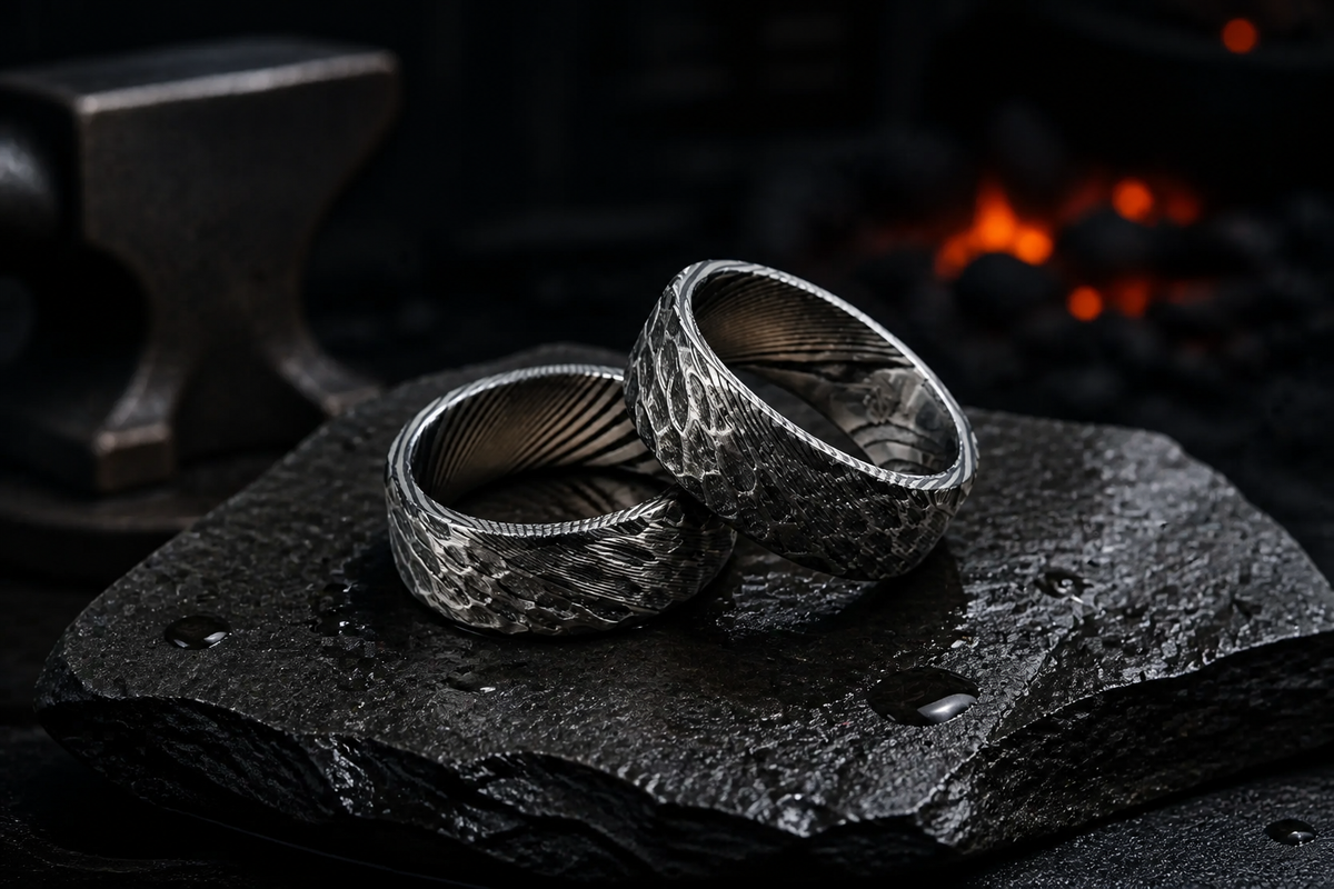Duo de bagues Ravenstone en acier de Damas aux motifs stratifiés uniques.