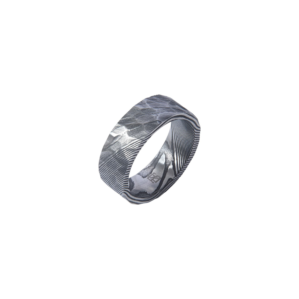 Bague en acier damas gris anthracite, vue en trois quarts, avec texture martelée et motifs striés contrastés sur fond blanc.