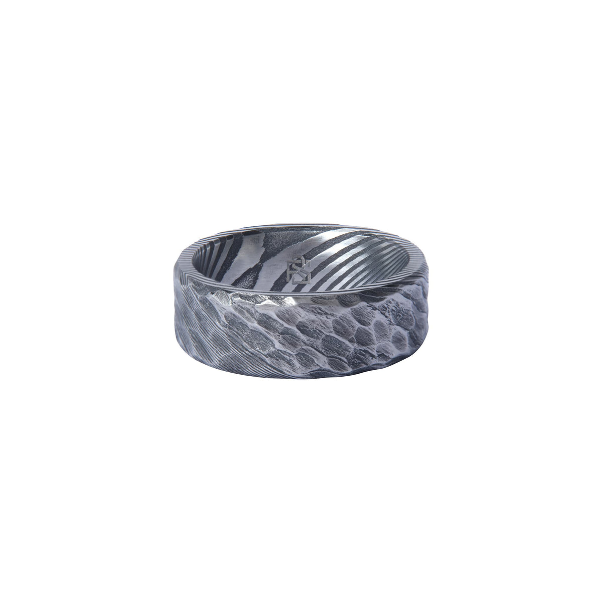 Bague homme en acier damas martelé, motif torsadé sur les bords et surface martelée mate posée horizontalement sur fond blanc