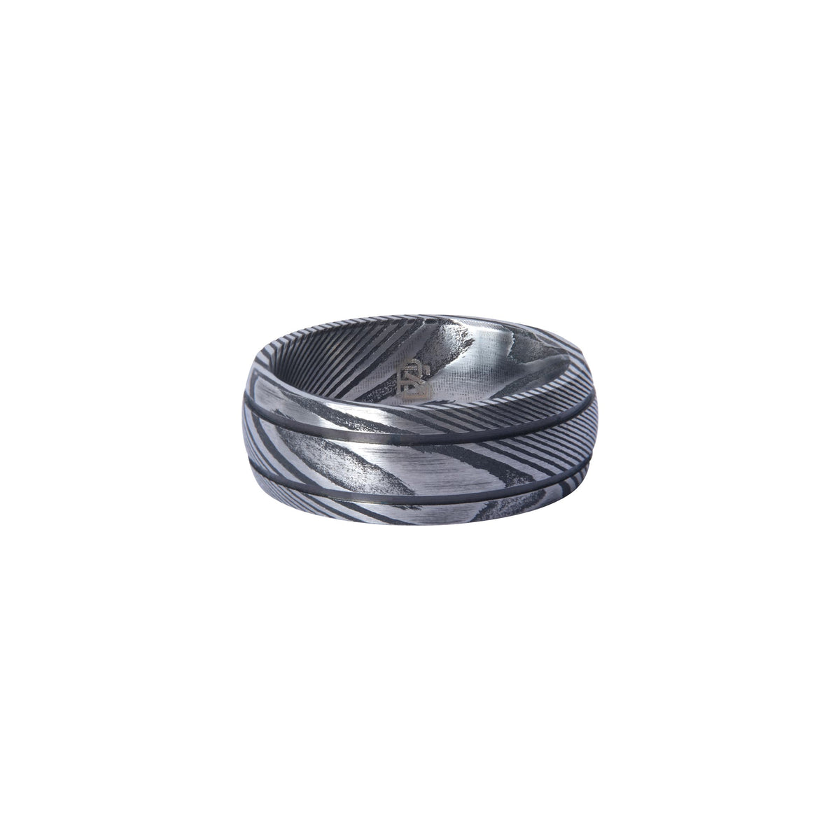 Bague Ravenstone en acier de damas à rainures, positionnée horizontalement sur fond blanc.