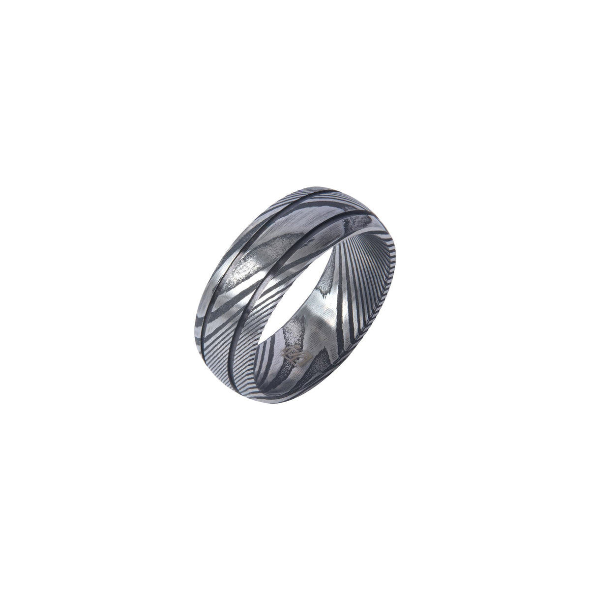 Bague Ravenstone en acier damas à rainures, positionnée verticalement sur fond blanc.
