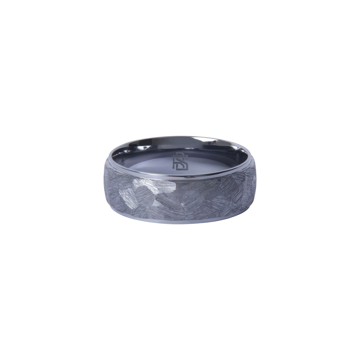 Bague Ravenstone en tantale gris martelé avec intérieur poli, photographiée sur fond blanc.