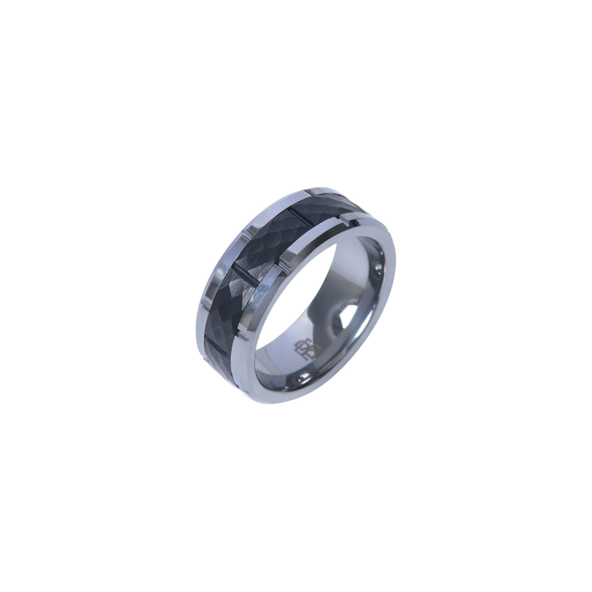 Bague Ravenstone en tungstène facettée noire avec bord argenté, positionnée verticalement sur fond blanc.