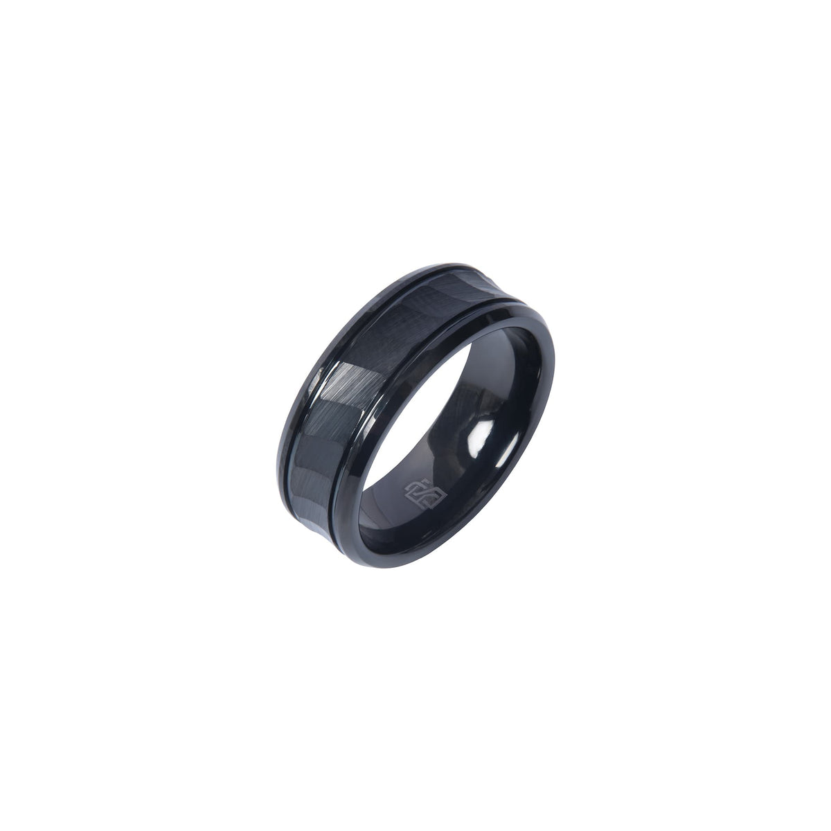 Bague Ravenstone en tungstène noir facetté, présentée sur fond blanc épuré.