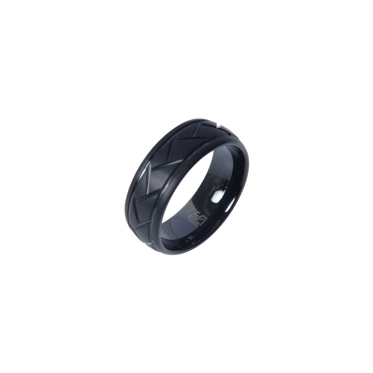 Bague en tungstène noir Ravenstone avec motif chevron gravé, photographiée sur fond blanc.
