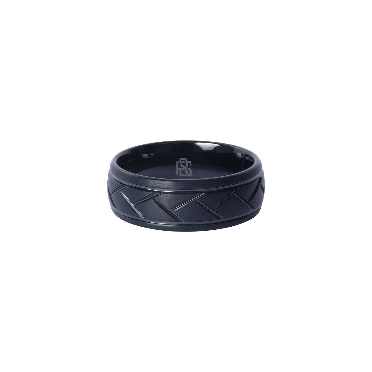 Bague en tungstène noir Ravenstone, finition mate avec gravure géométrique, photographiée sur fond blanc.