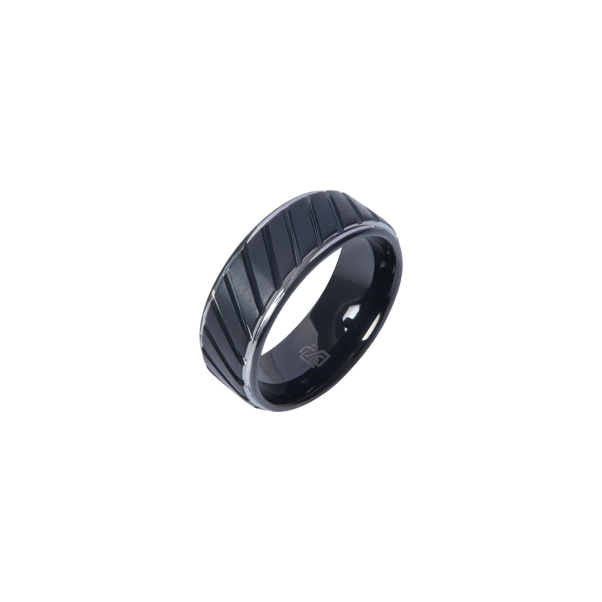 Bague en tungstène noir Ravenstone, rainures diagonales, présentée sur fond blanc neutre.