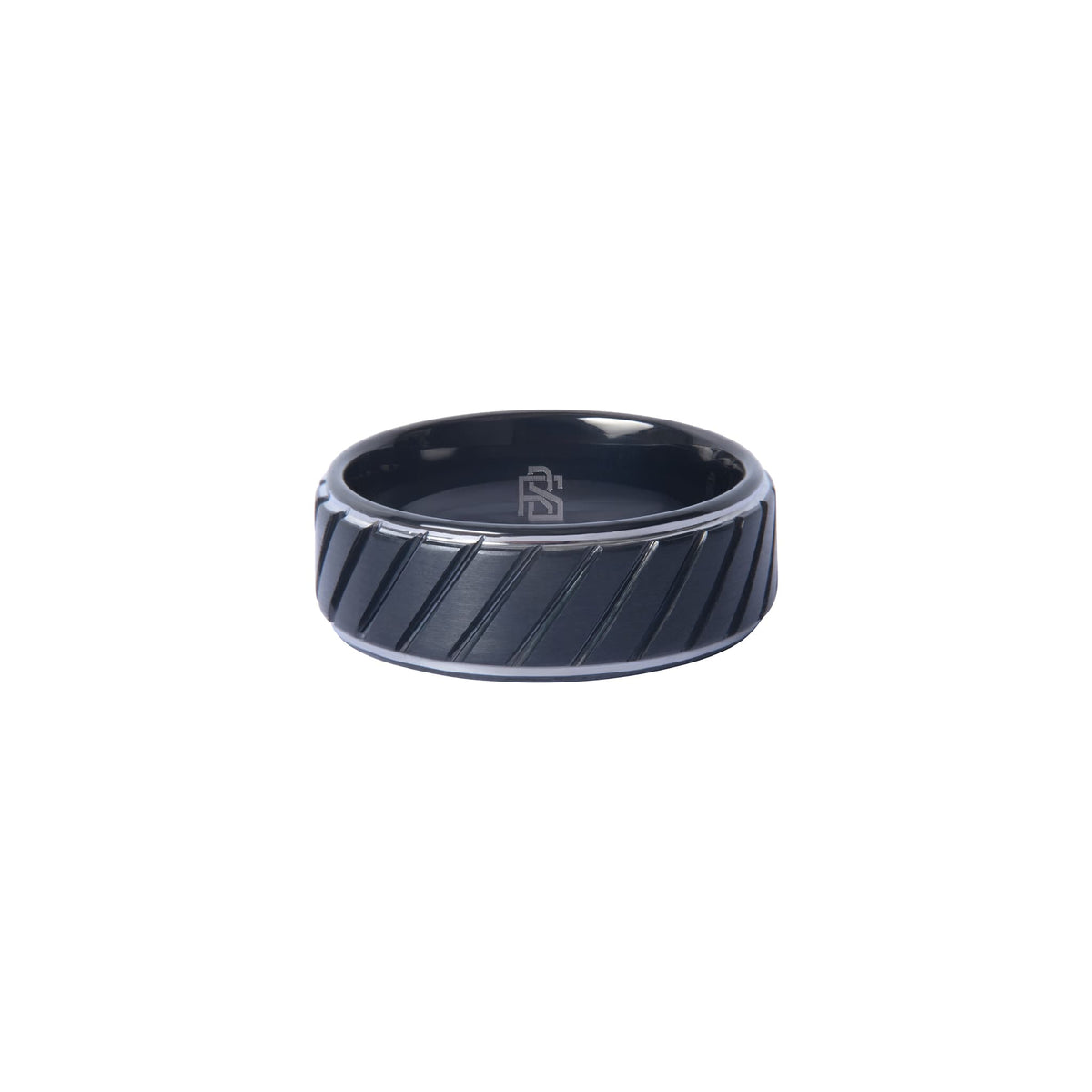 Bague en tungstène noir Ravenstone avec rainures diagonales, photographiée sur fond blanc.