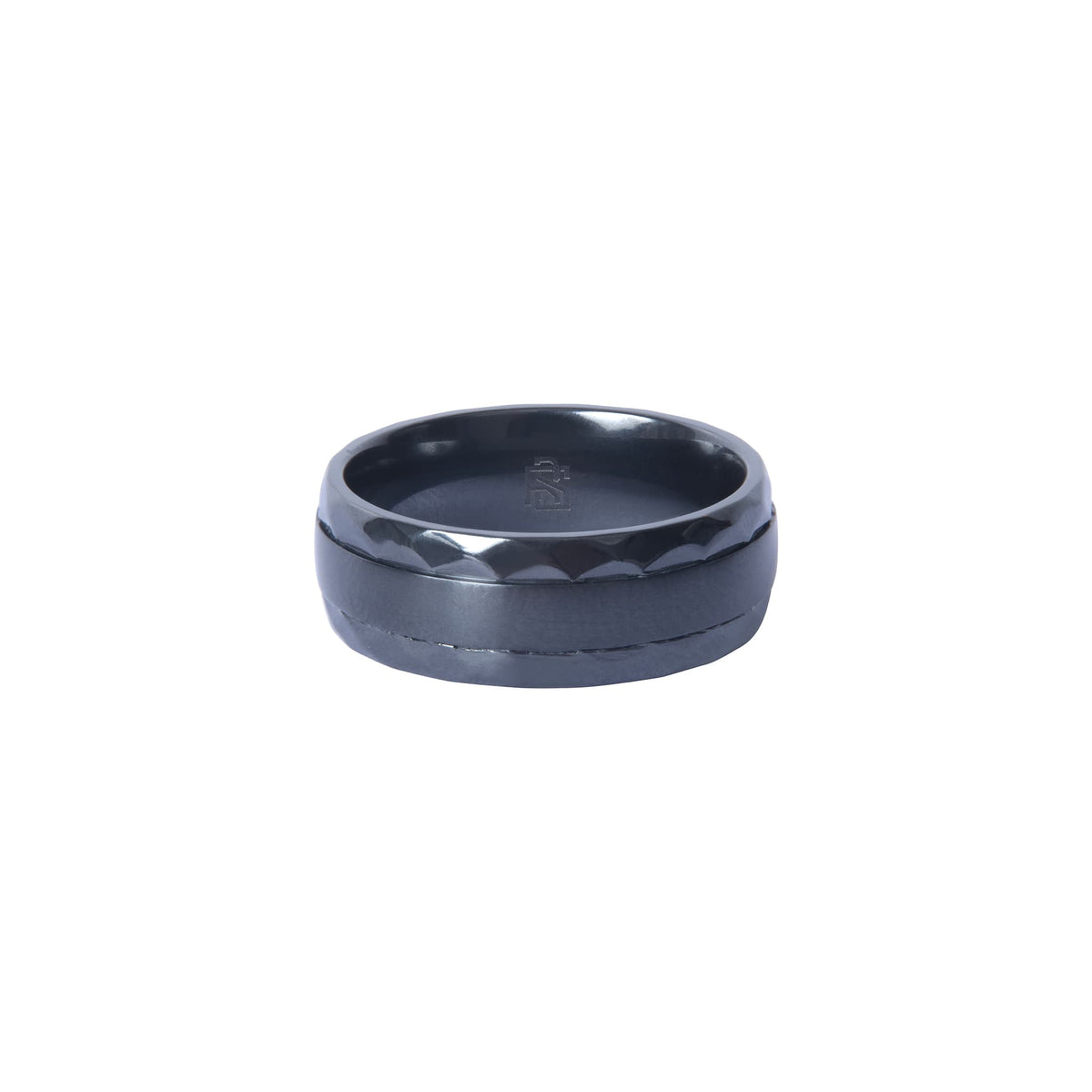 Bague Ravenstone en zirconium noir avec bande lisse centrale et bords facettés, positionnée horizontalement sur fond blanc.