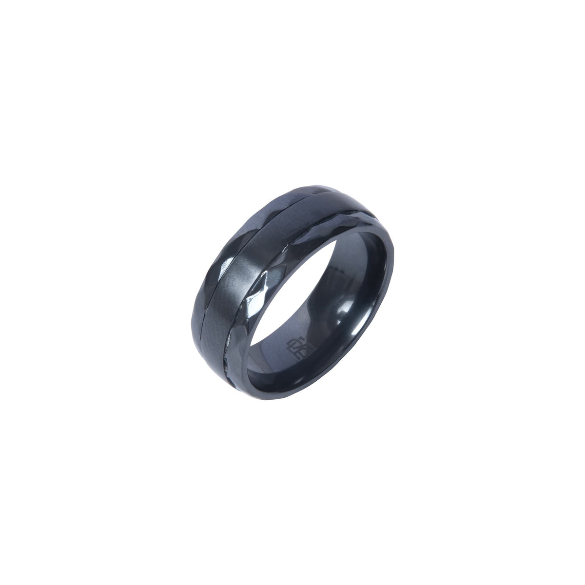 Bague Ravenstone en zirconium noir avec bande lisse centrale et bords facettés, positionnée verticalement sur fond blanc.