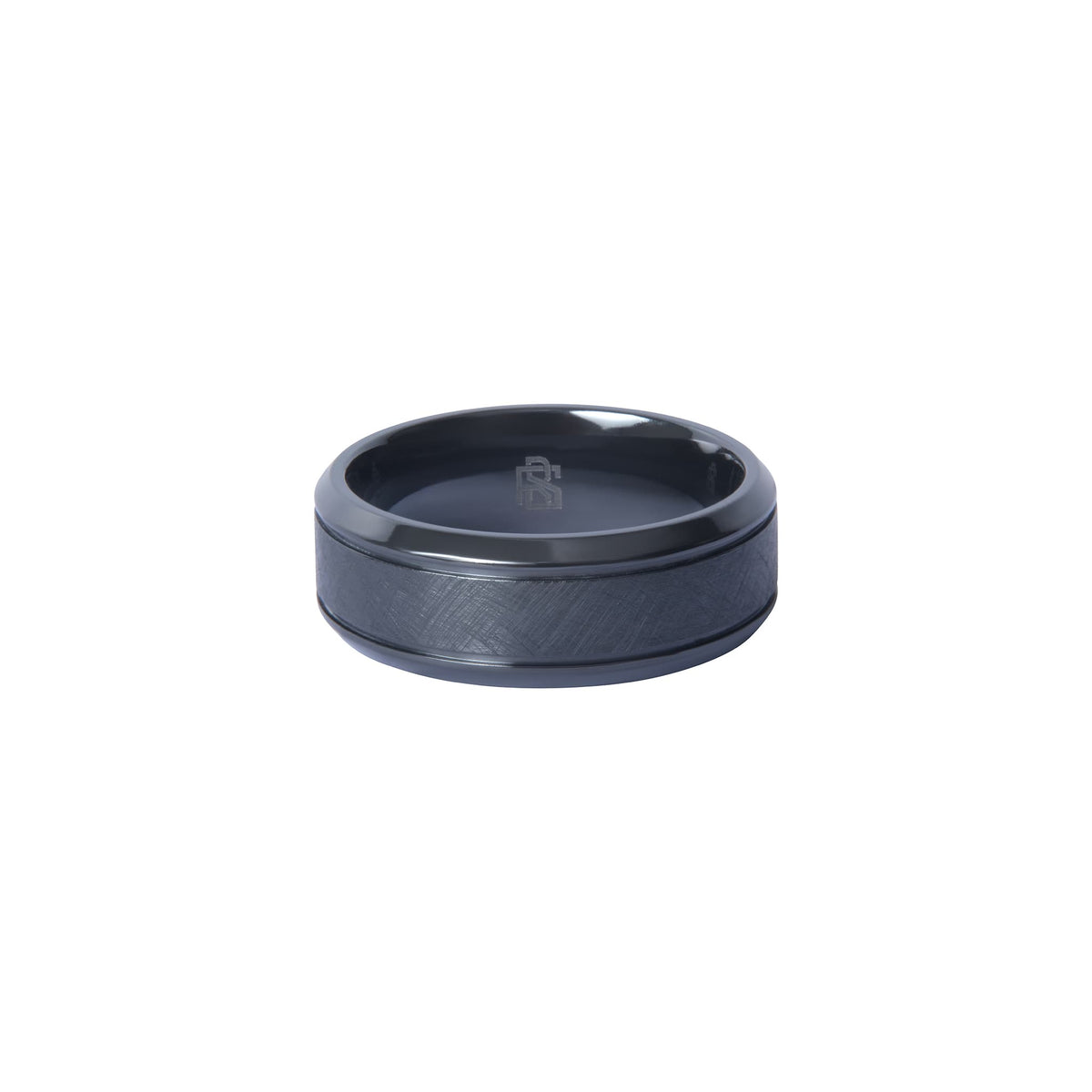 Bague Ravenstone en zirconium noir à finition brossée, positionnée horizontalement sur fond blanc.