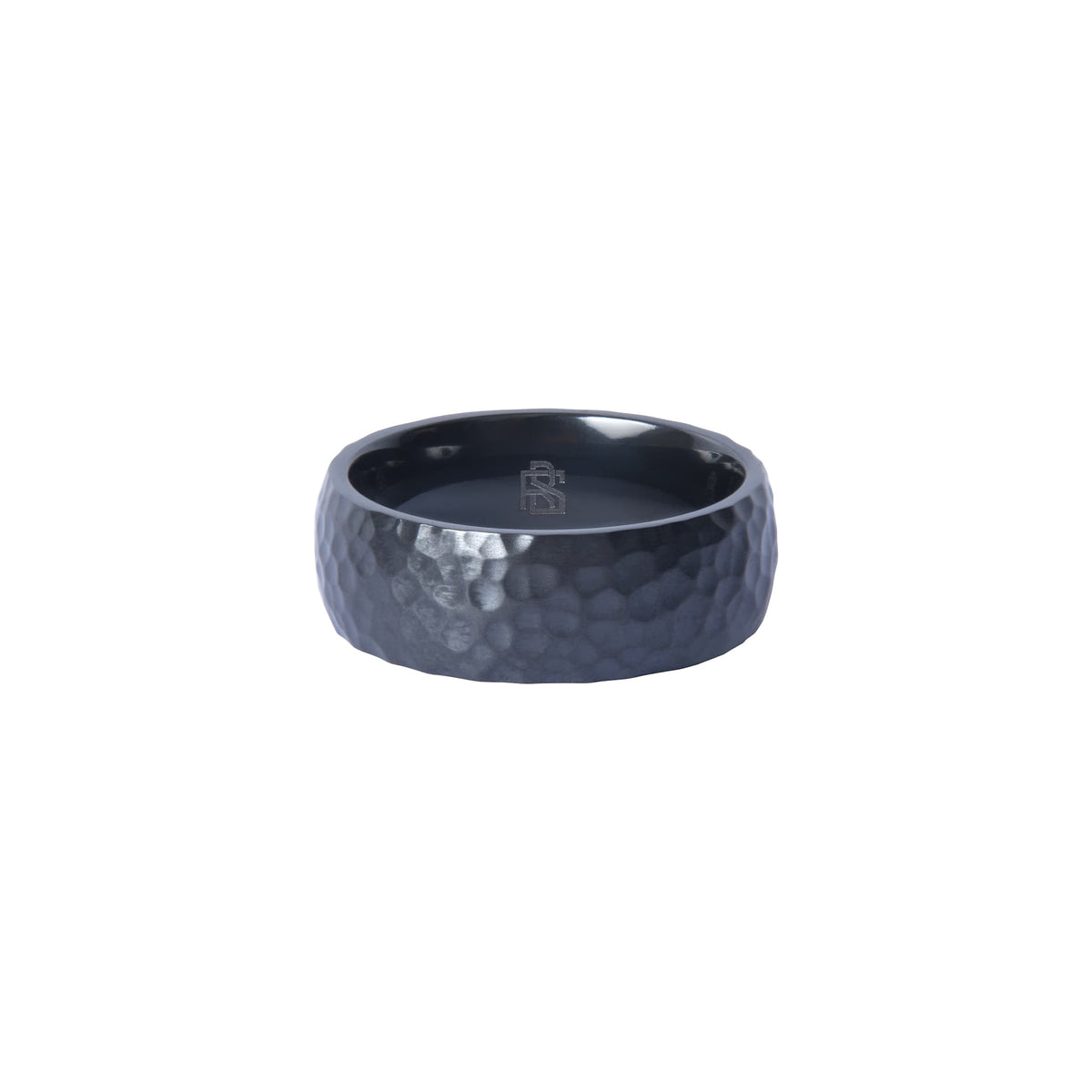 Bague Ravenstone en zirconium noir martelé, positionnée horizontalement sur fond blanc.