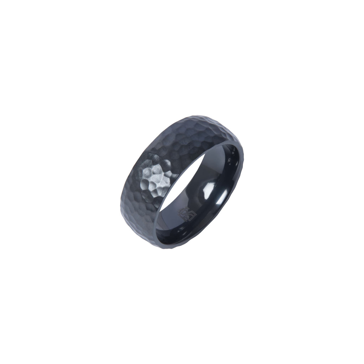 Bague Ravenstone en zirconium noir martelé, positionnée verticalement sur fond blanc.