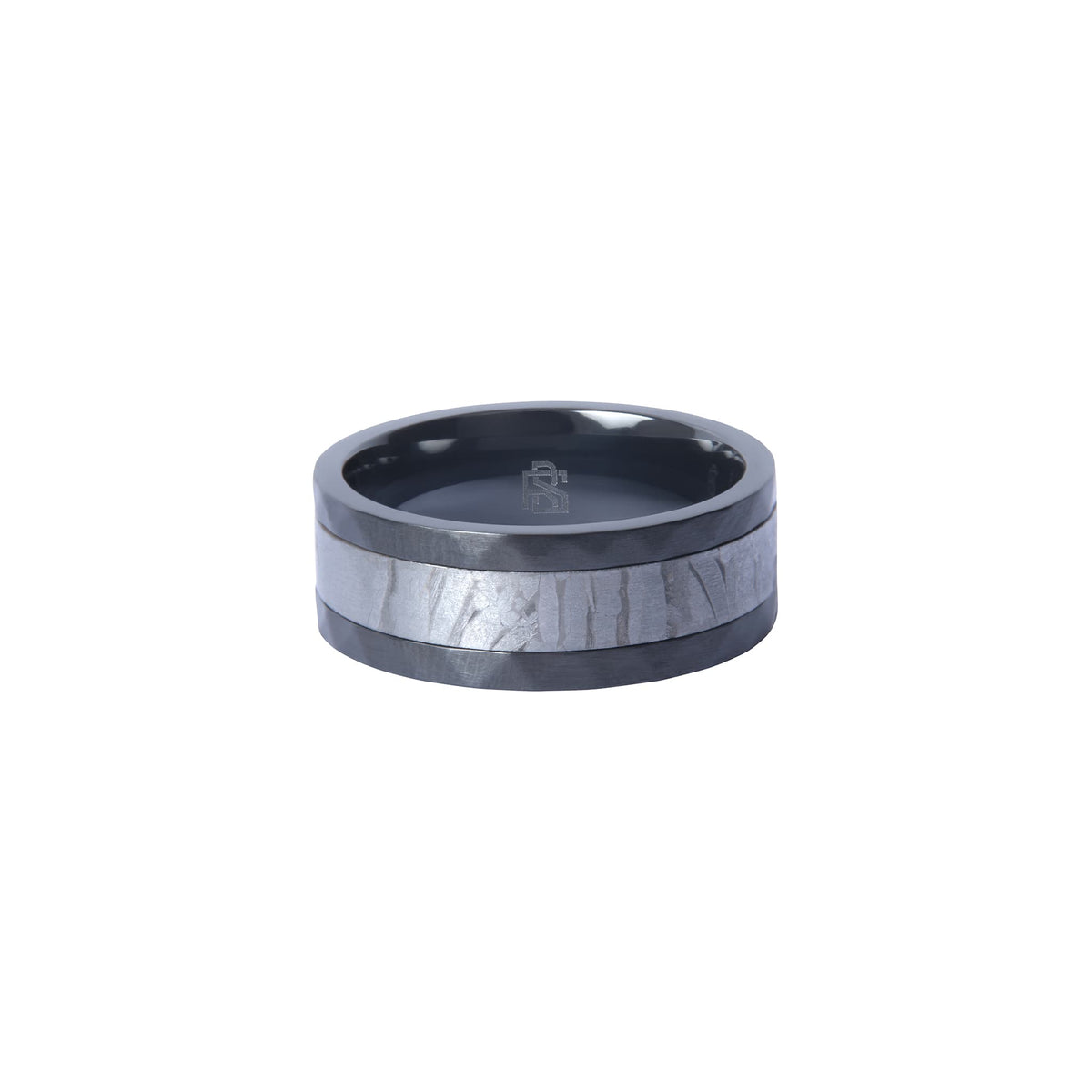 Bague Ravenstone en zirconium noir avec incrustation de météorite, positionnée horizontalement sur fond blanc.