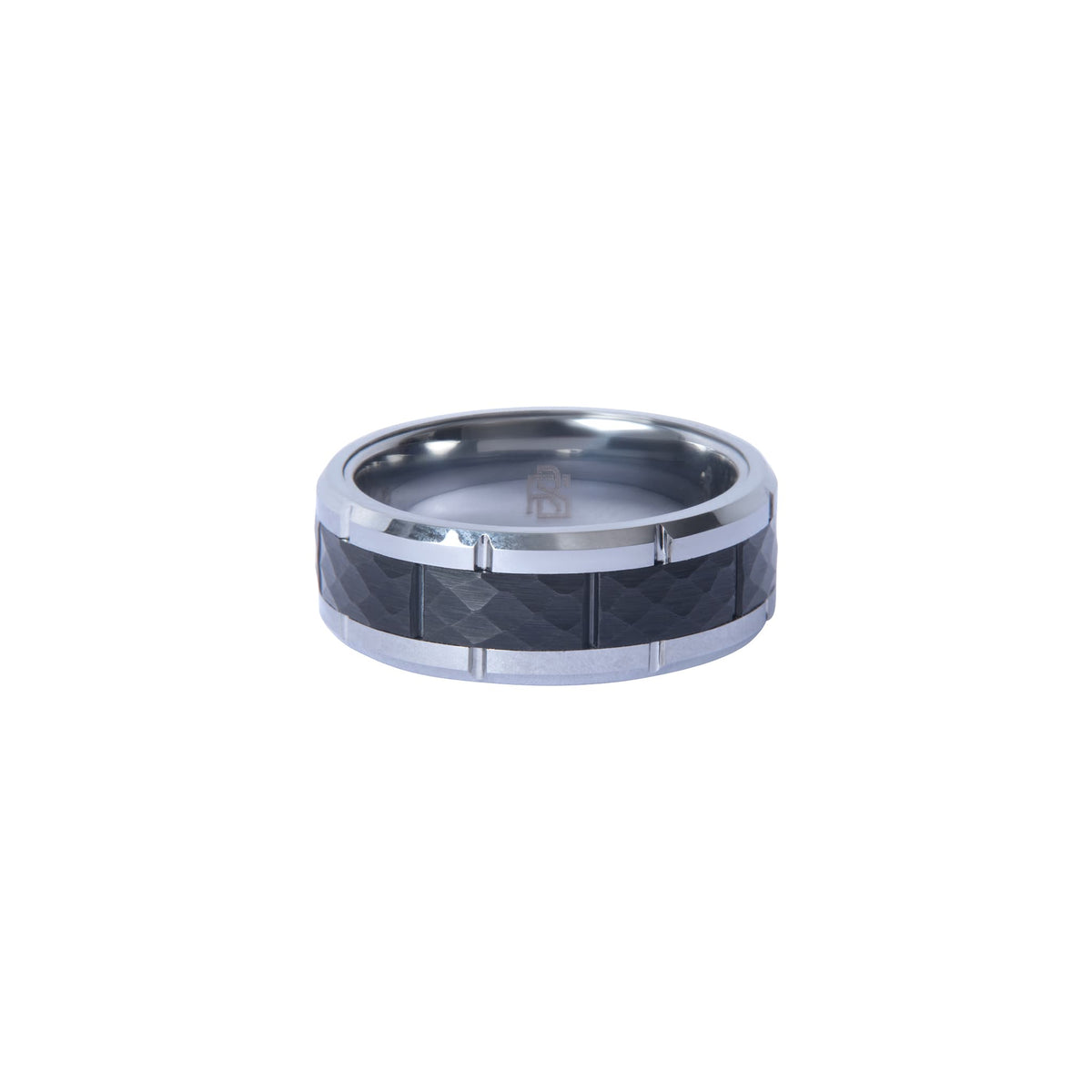 Bague Ravenstone facettée en tungstène noire avec bord argenté, sur fond blanc neutre.